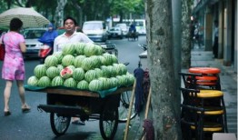路边摊免费吃瓜,街头美食盛宴等你来尝