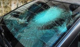 大爆料路边玻璃破碎视频,现场惊心动魄