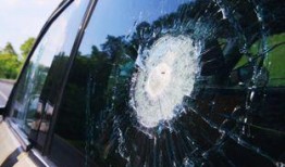 大爆料路边玻璃破碎视频,现场惊心动魄